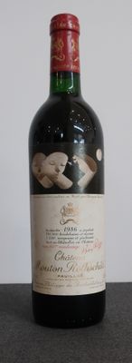 une bouteille de vin posée sur une table
