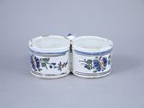 deux tasses ornées de fleurs posées sur une table