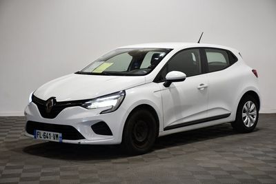 une voiture blanche garée dans une pièce au sol en damier