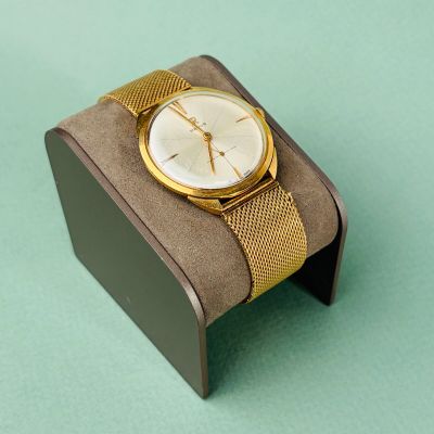une montre posée sur une boîte