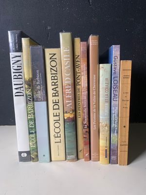 un grand nombre de livres posés sur une table