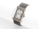 gros plan d'une montre-bracelet sur une surface blanche