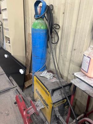 une borne d'incendie bleue placée à côté d'une borne d'incendie rouge dans un garage