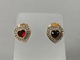 une paire de boucles d'oreilles en forme de cœur ornées de pierres rouges et blanches