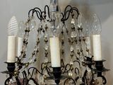 un lustre à cinq lumières suspendu au plafond