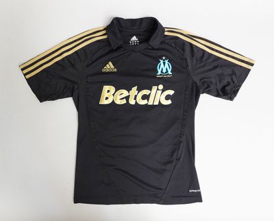 a black shirt with a yellow stripe on the chest and a white shirt with a yellow stripe on the chest