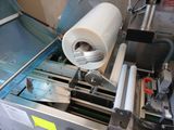 une machine sur laquelle est posé un rouleau de papier
