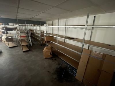1 lot d'étagères métalliques, plateaux bois sur 3 niveaux et…