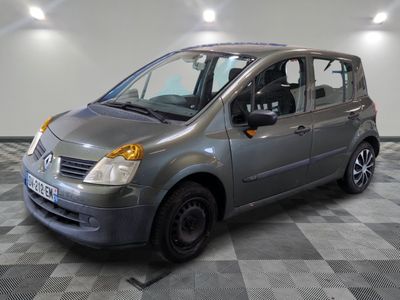 la photo d'une petite voiture argentée garée dans un garage