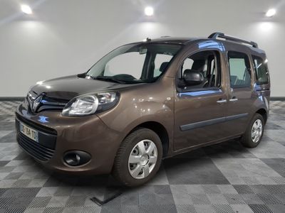une photo d'une camionnette marron garée sur un sol à damier