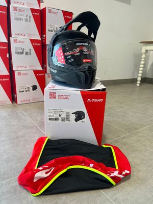 un casque posé sur un sac posé par terre