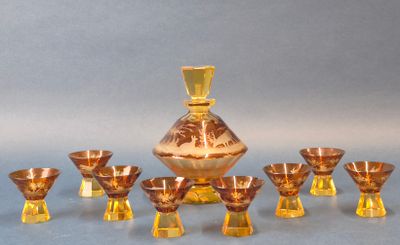 une image représentant un groupe de verres et une bouteille posés sur une table