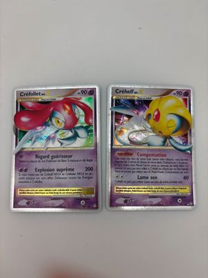 deux cartes pokemon posées l'une sur l'autre sur une table