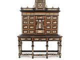 une armoire ancienne en bois surmontée d'une horloge