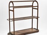 une étagère en bois surmontée de deux tablettes