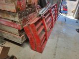 une pile de cartons et une palette dans un garage