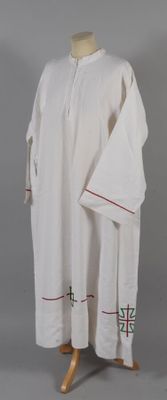 une image représentant une chemise blanche ornée de motifs rouges et verts