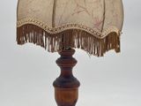 une lampe munie d'un abat-jour marron