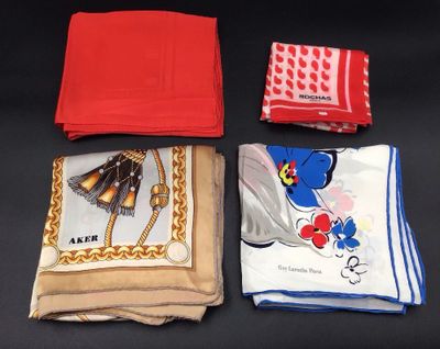 Guy Laroché, Aker, Rochas. Lot de 4 foulard. 2 Légèrement taché. Bon é - Photo 1