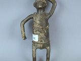 figurine en bronze représentant un homme coiffé d'un chapeau