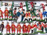 de nombreux petits soldats dans une boîte posée sur une table