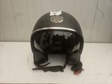un casque posé sur une table