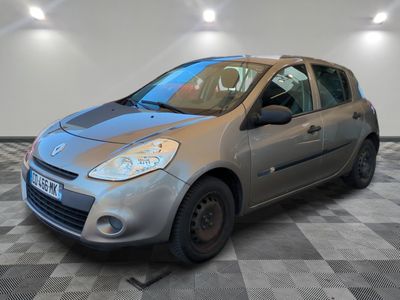 la photo d'une voiture argentée garée dans un garage