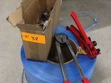 une boîte à outils posée sur un fût bleu