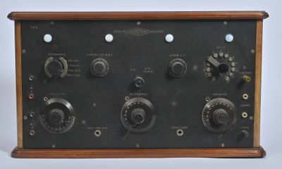 une très vieille radio avec de nombreux boutons