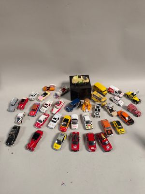 un grand nombre de petites voitures posées sur une table