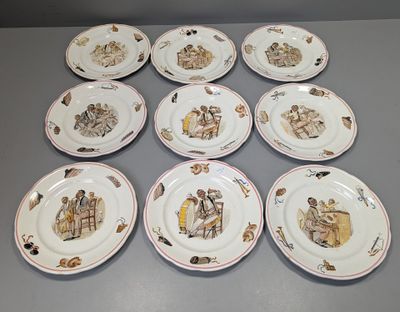 six assiettes à motifs différents posées sur une table