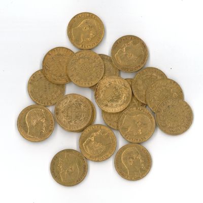 une pile de pièces d'or sur une surface blanche