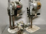 une paire de perceuses électriques vintage exposées sur une table en bois