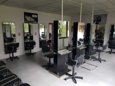 many chairs in the room with mirrors on the walls