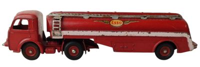 un camion jouet rouge avec un réservoir rouge à l'arrière
