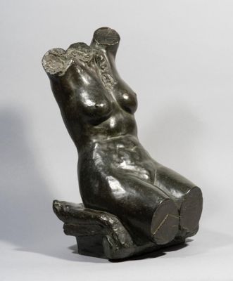 une photo d'une sculpture représentant une femme assise sur une chaise