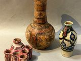 trois vases posés sur une table