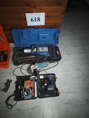 many tools that are sitting on the floor next to each other