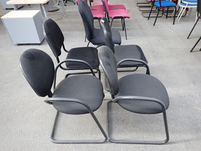 le nombre de chaises alignées dans une pièce