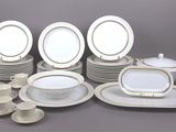 beaucoup d'assiettes et de bols sur la table