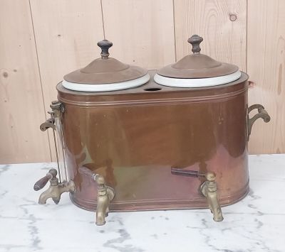 deux casseroles marron posées sur un plan de travail en marbre