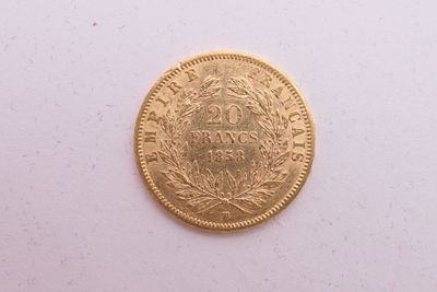 gros plan d'une pièce d'or sur une surface blanche