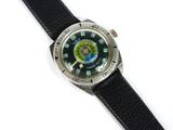 gros plan d'une montre sur une surface blanche