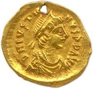 une pièce d'or à l'effigie d'une femme