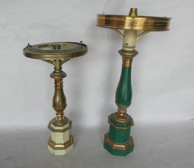 paire de bougeoirs anciens en laiton avec des socles en marbre vert et blanc