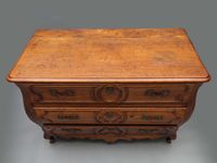 Importante commode tombeau en bois mouluré, la façade galbée… (photo 3)