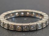 gros plan d'une bague en diamant sur une table