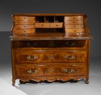 Commode scribanne à façade galbée, en bois de placage dans d… (photo 3)