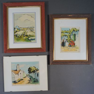 trois tableaux accrochés au mur au-dessus des toilettes