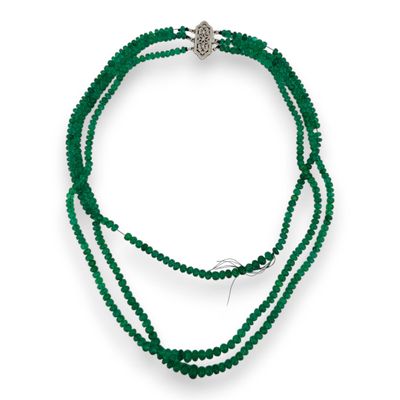 Collier formé de trois rangs de perles d'émeraudes facettées…
